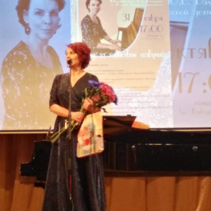 Лауреатом премии администрации Псковской области стала преподаватель колледжа искусств Юлия Баландина