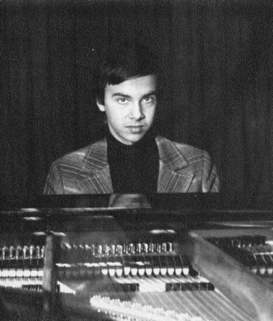 Александр Меркулов III курс фортепианного отделения, 1980 г.
