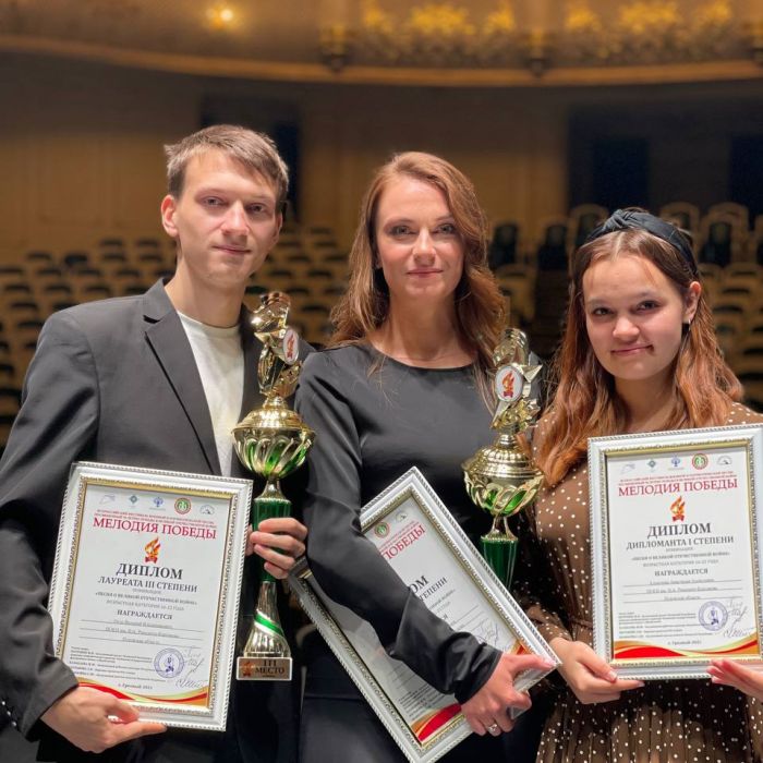 Четырьмя дипломам и двумя почётными кубками награждены псковские вокалисты на Всероссийском фестивале песни «Мелодии Победы»