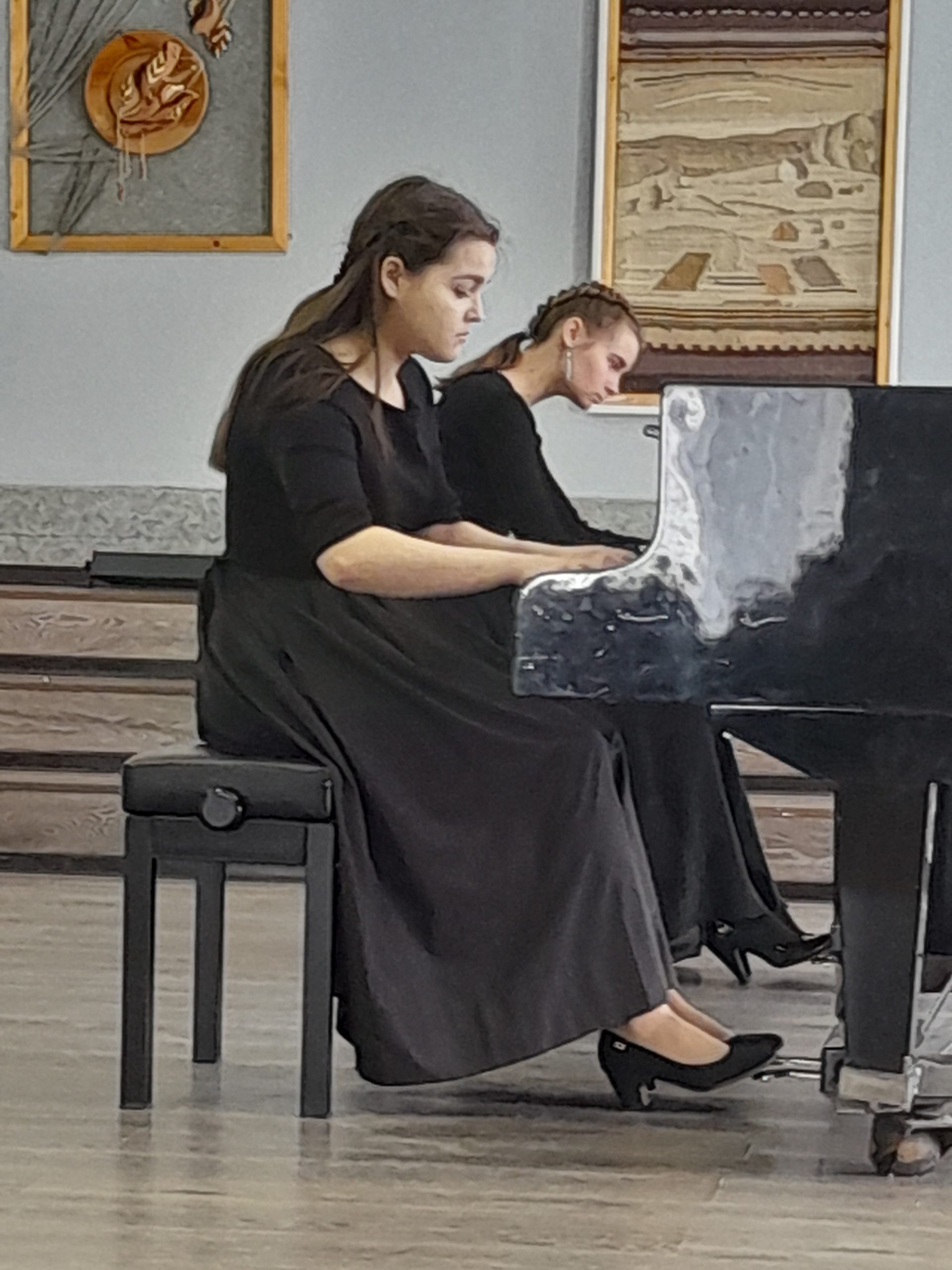 fortepiannye-duety-kolledzha-iskusstv-vystupili-v-kontserte-gorodskogo-konkursa