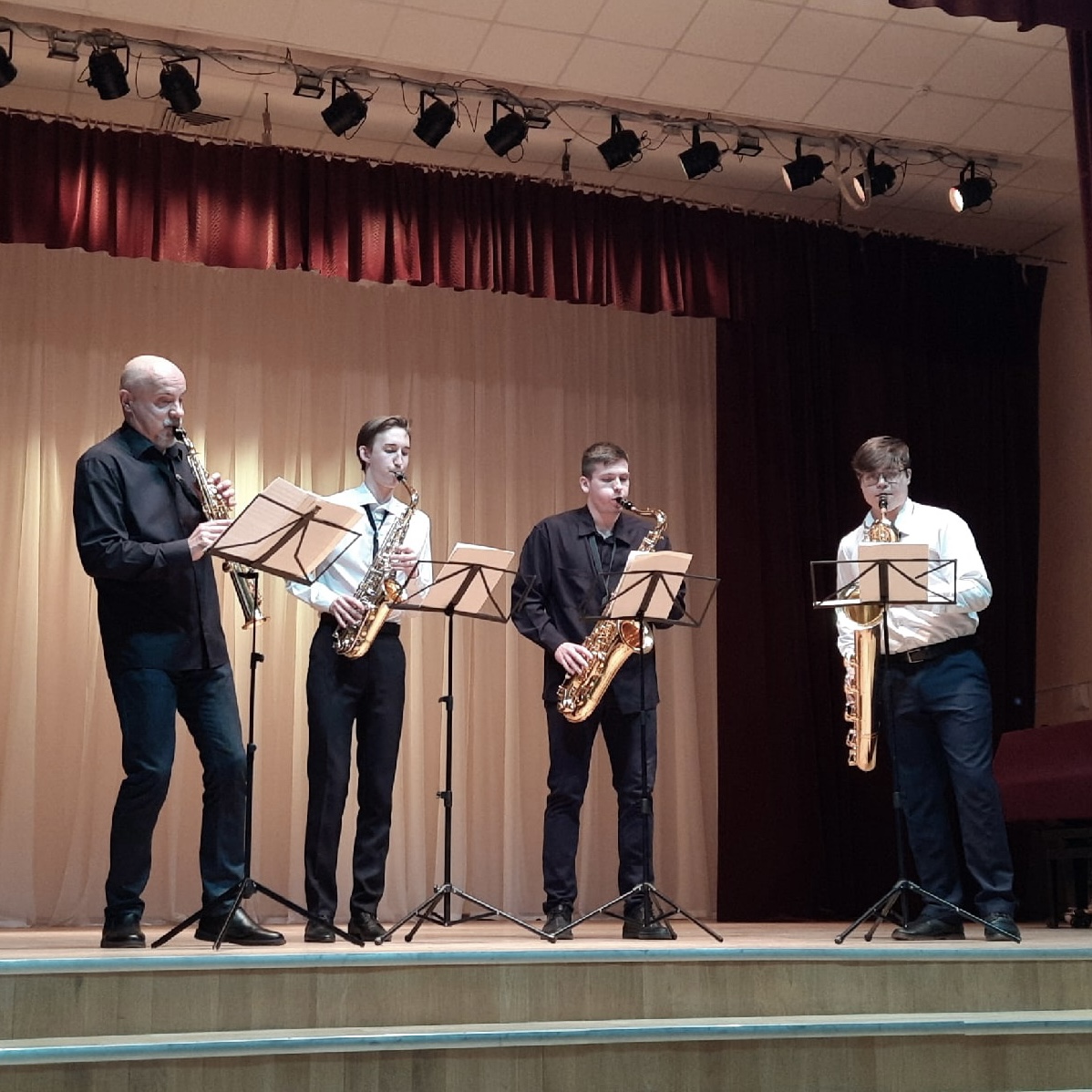 kvartet-saksofonov-kolledzha-iskusstv-stal-laureatom-dzhazovrgo-konkursa