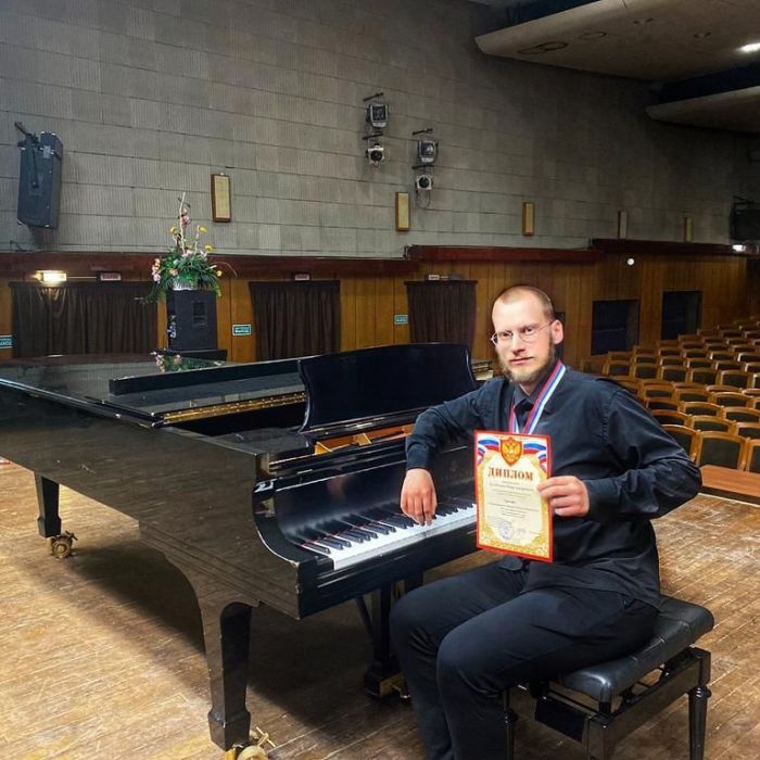 Гран-при международного конкурса завоевал пианист, концертмейстер колледжа искусств Иван Колбашов