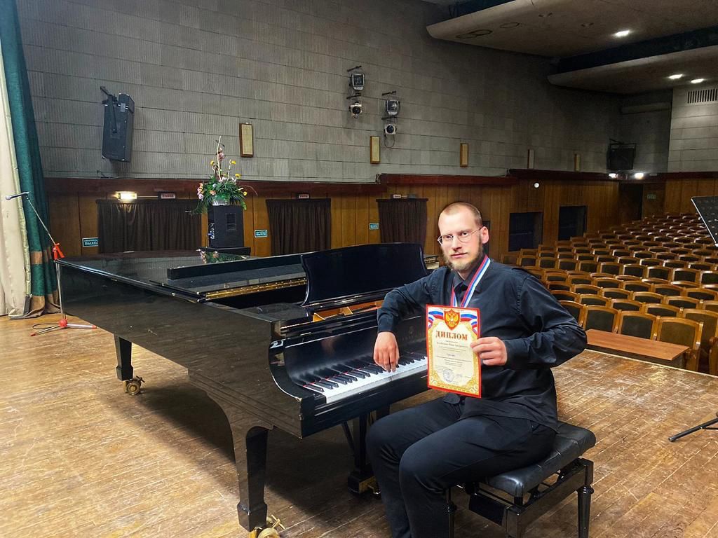 Гран-при международного конкурса завоевал пианист, концертмейстер колледжа искусств Иван Колбашов