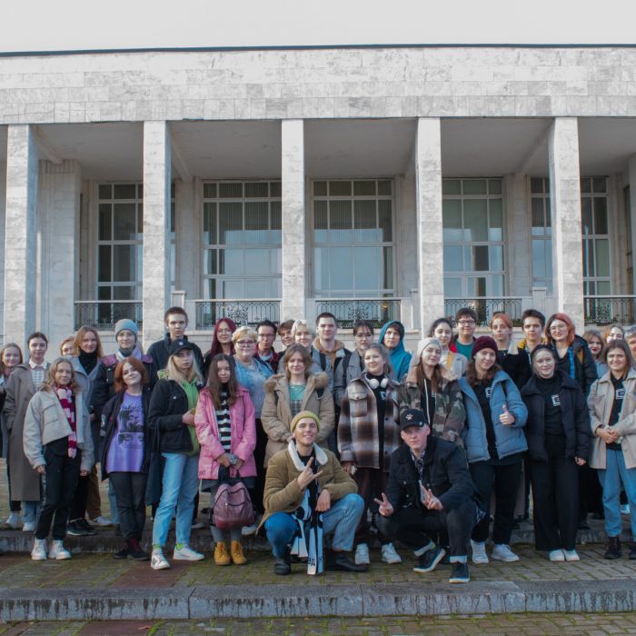 «Экскурсию на колёсах» в Пушкинские Горы совершили студенты колледжа искусств