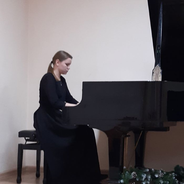 Сольный концерт выпускницы колледжа искусств 2022 года, студентки Саратовской консерватории Юлии Жуковой прошёл в колледже искусств