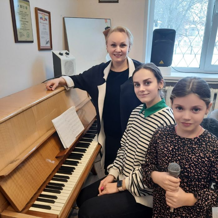 Мастер-класс с юными эстрадными вокалистами в колледже искусств провела преподаватель Наталья Решетникова (г. Санкт-Петербург)