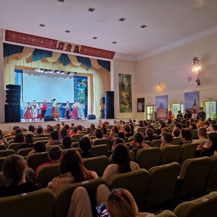 Второй концерт с участием солистов и творческих коллективов колледжа искусств состоялся на сцене Паломнического центра г. Печоры