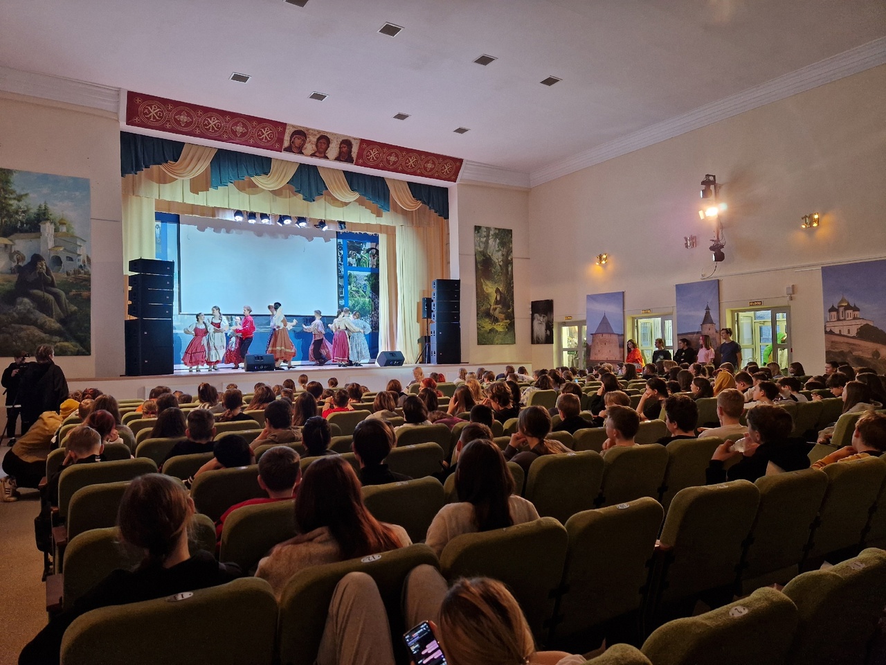 Второй концерт с участием солистов и творческих коллективов колледжа искусств состоялся на сцене Паломнического центра г. Печоры