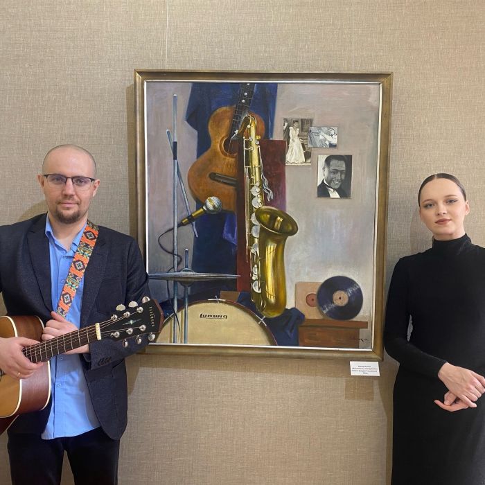 Музыкальное поздравление Виктору Лысюку от колледжа искусств прозвучало на открытии его персональной выставки