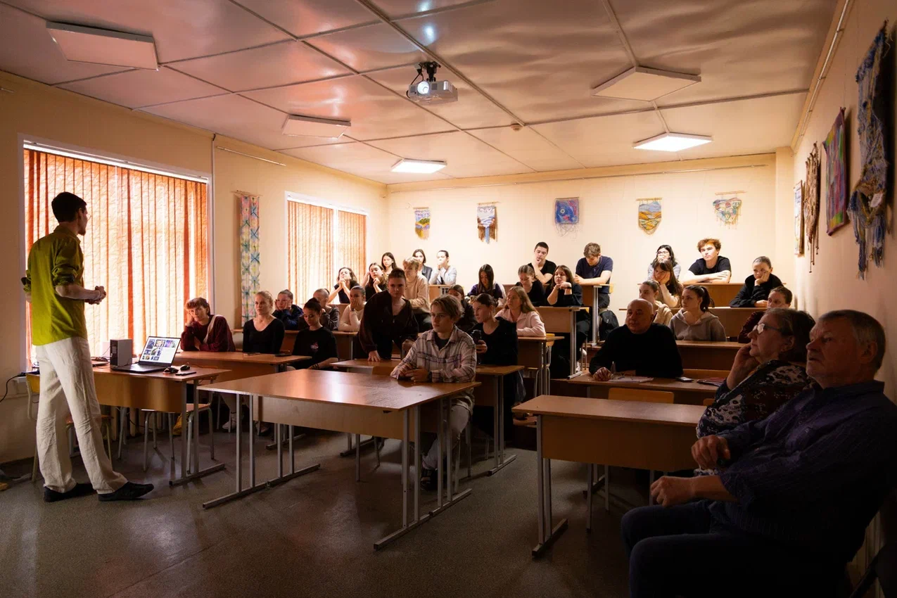 vstrecha-s-vypusknikom-kolledzha-rezhissyorom-kino-i-televideniya-proshla-v-kolledzhe-iskusstv